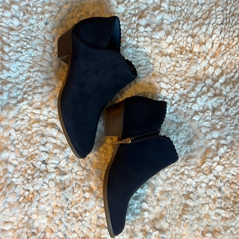 Crown & Ivy size 7.5 ankle booties dark navy blue